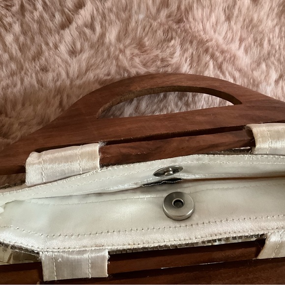 New shell detail purse. - Picture 4 of 4